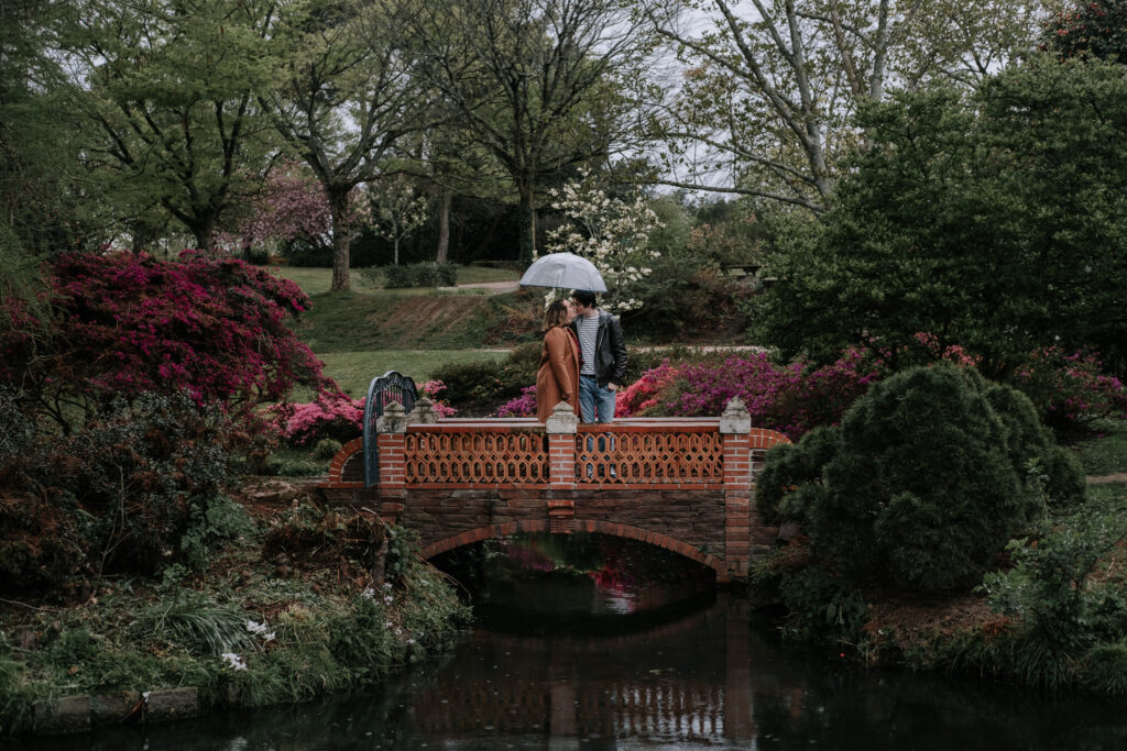 photo de couple dans le parc de la beaujoire un jour de pluie