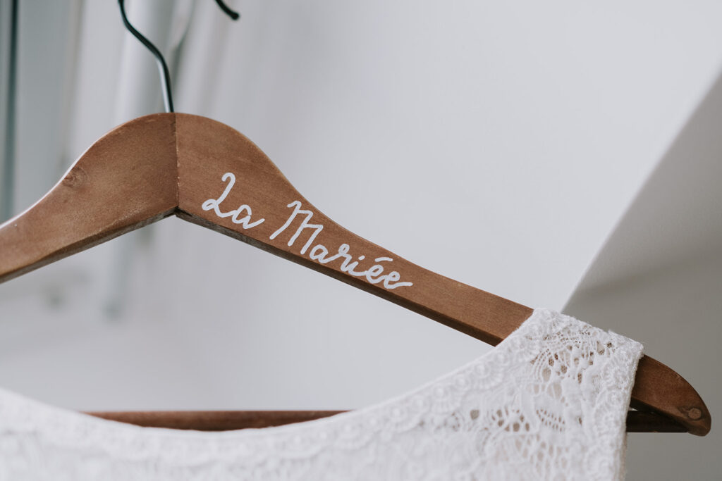 cintre personnalisé pour la robe de la mariée - Nantes