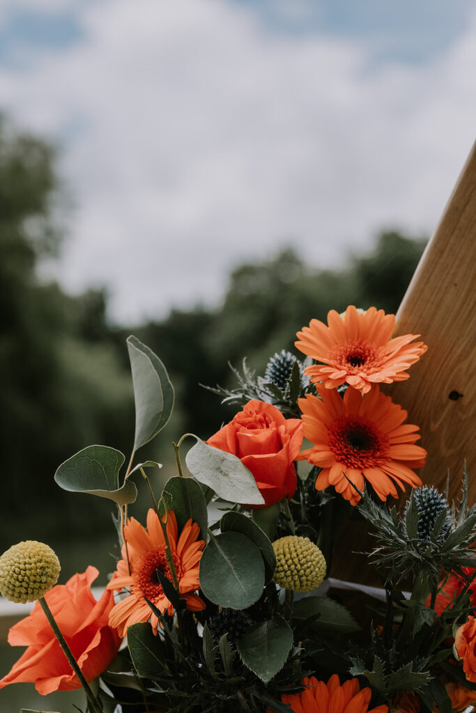 détail mariage - fleurs oranges et eucalyptus Nantes