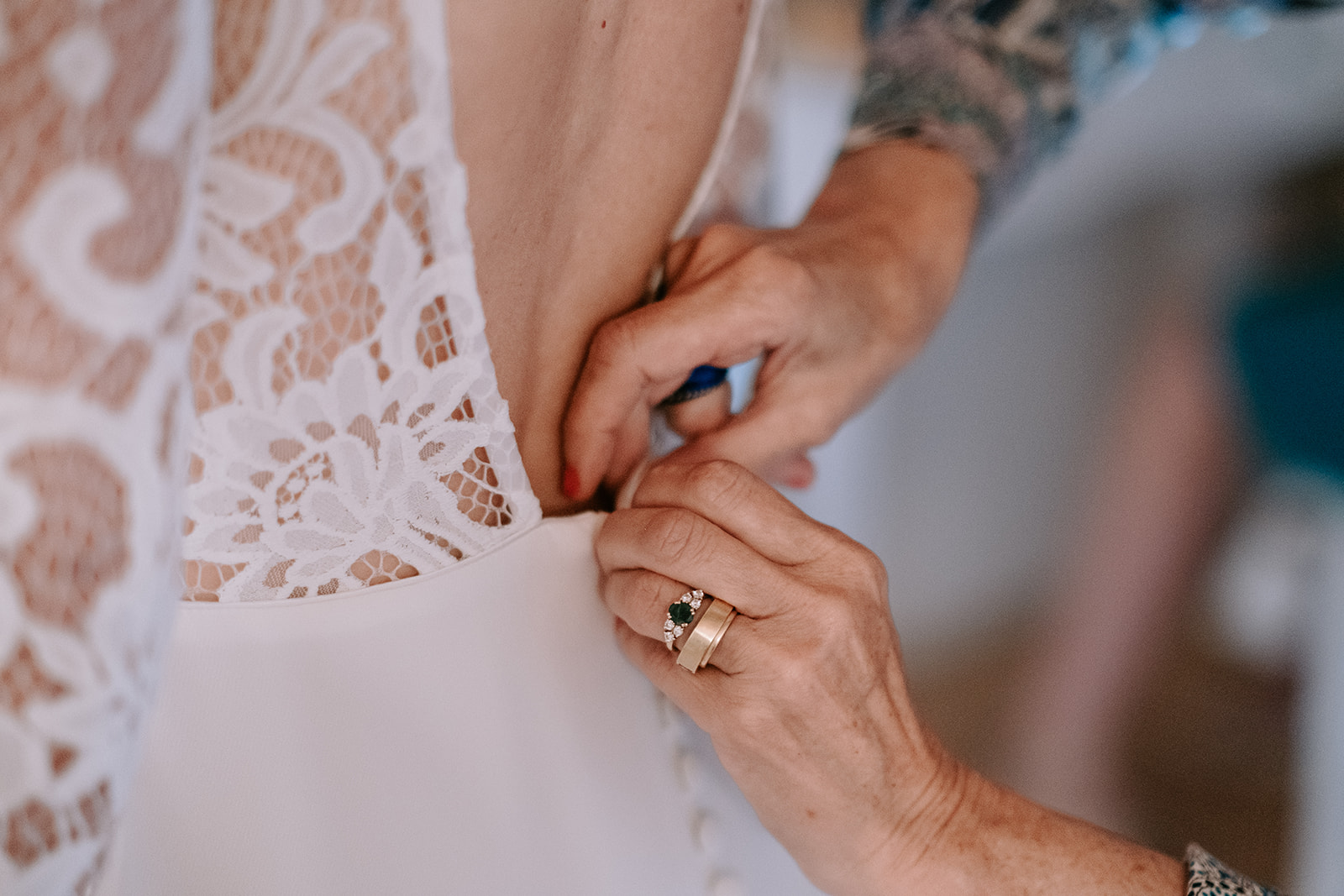 préparatifs de la mariée avec la mère de la mariée - le boutonnage de la robe