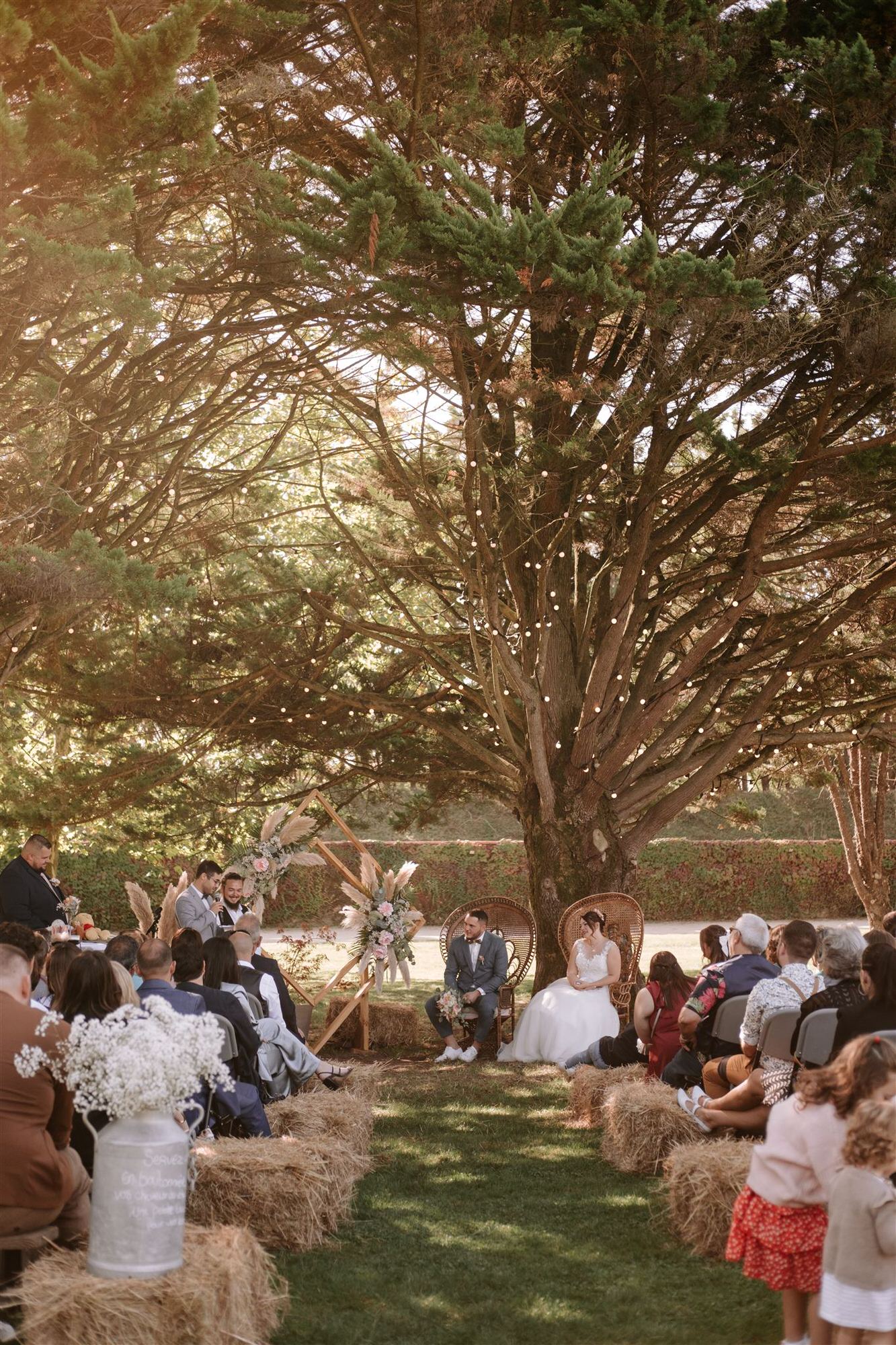 cérémonie laique de mariage à l'ombre de grands arbres