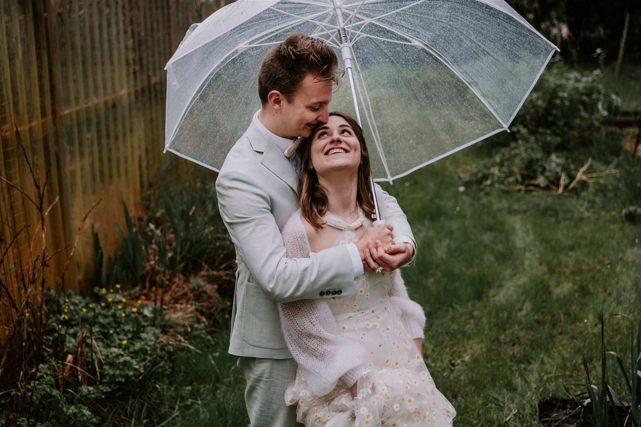 mariage pluie séance couple botte parapluie