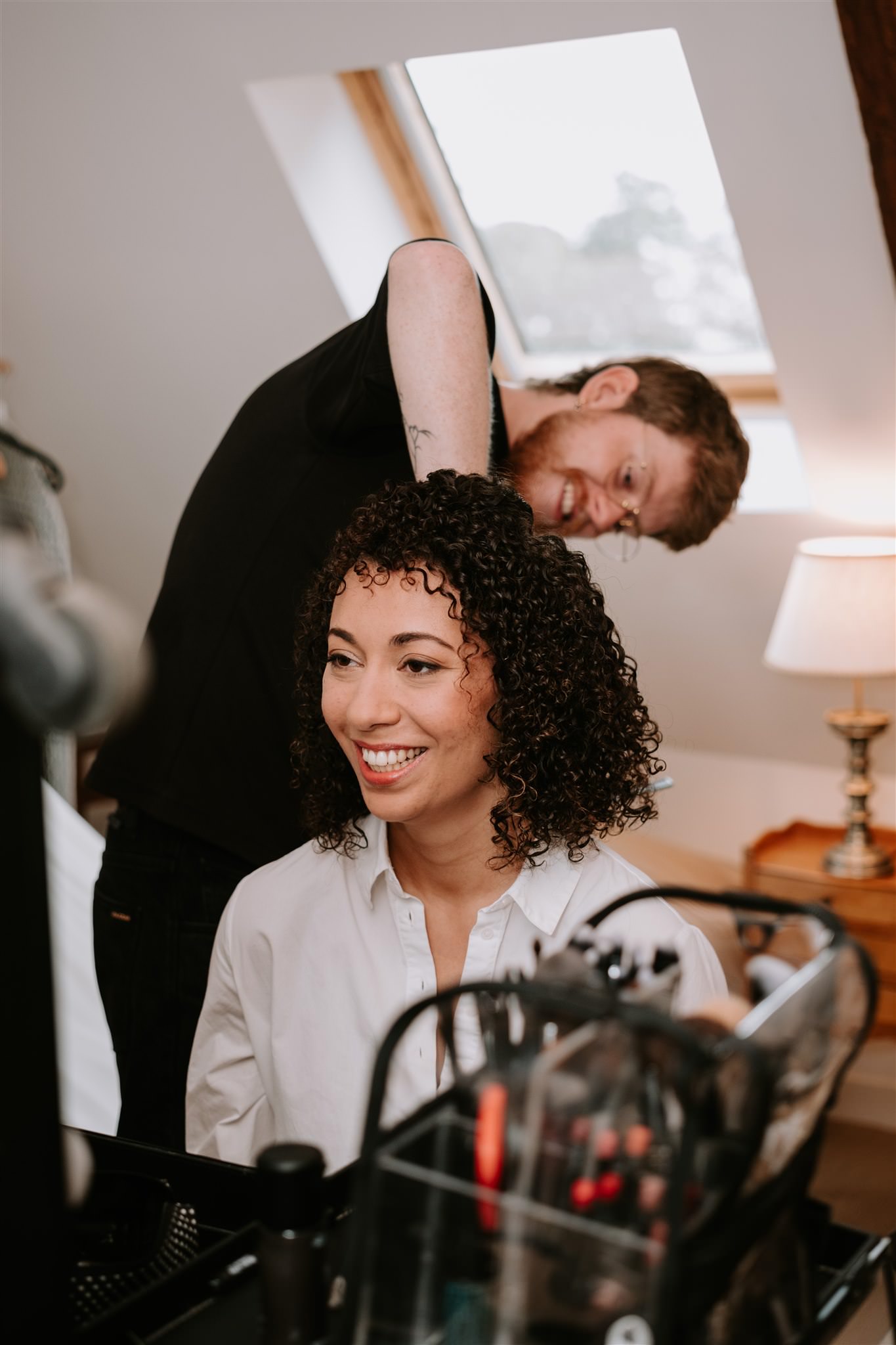 préparatif mariée avec coiffeur cheveux frisés