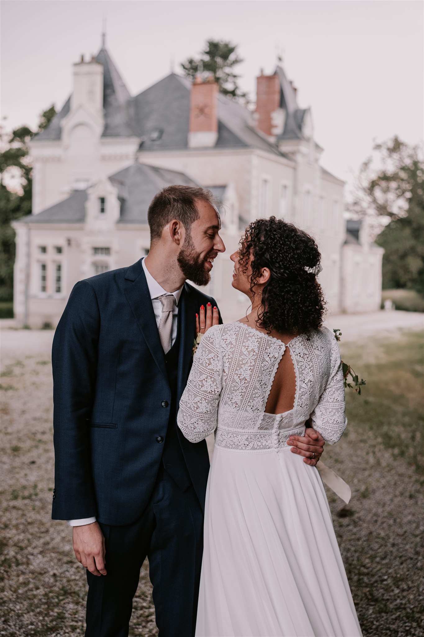 couple mariés devant chateau du chalonge