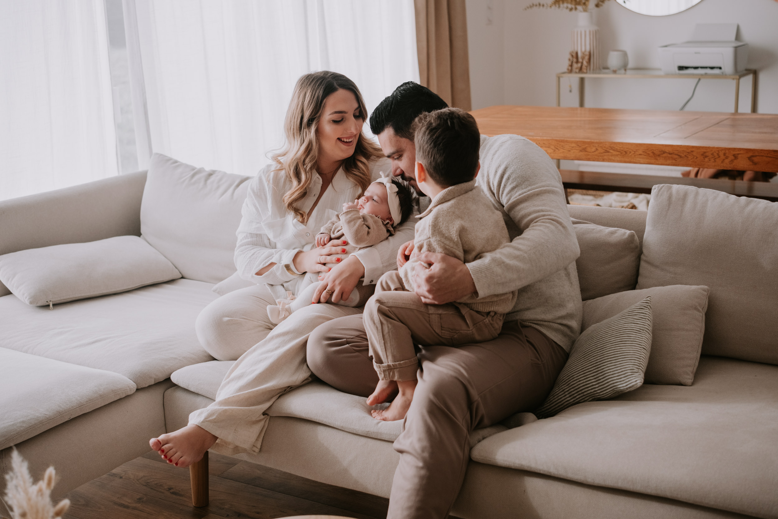 Comment avoir de belles photos de soirée à votre mariage ? Séance photo famille à domicile en hiver