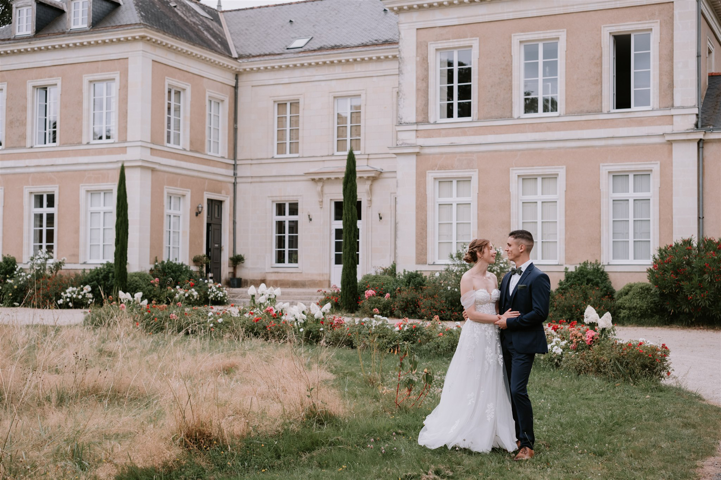 Un mariage à domicile en Vendée mariage pastel château de la forêt couple