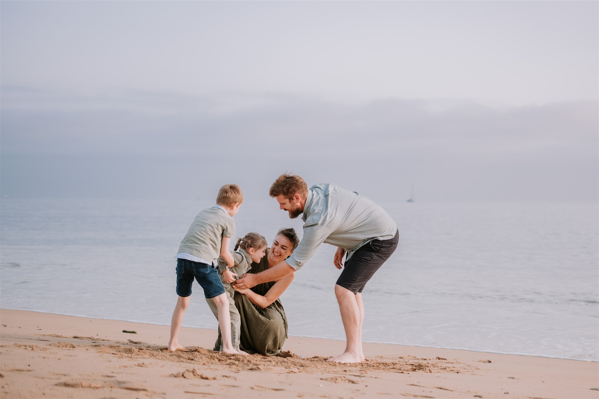 famille qui s'amuse sur une plage à Oléron