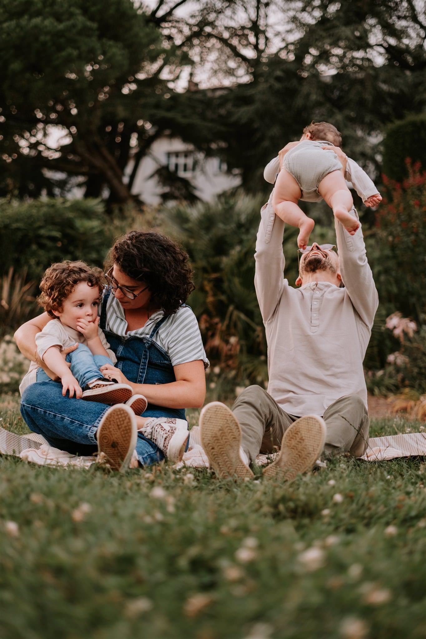 Séance photo famille à Nantes : une parenthèse à la butte Sainte-Anne séance photo en famille square Maurice Schwob Nantes