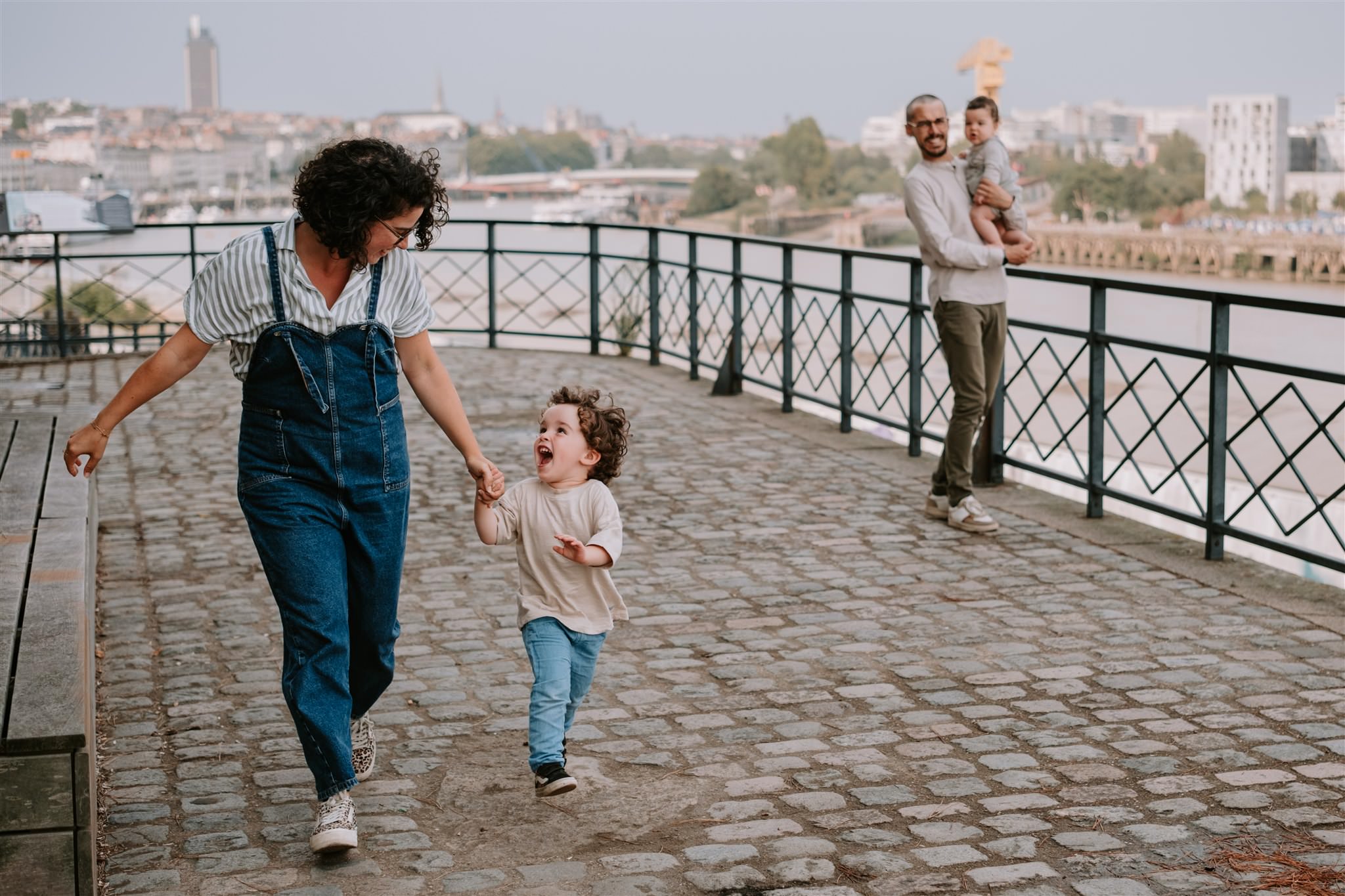 Séance photo famille à Nantes : une parenthèse à la butte Sainte-Anne séance photo en famille Butte Sainte-Anne Nantes