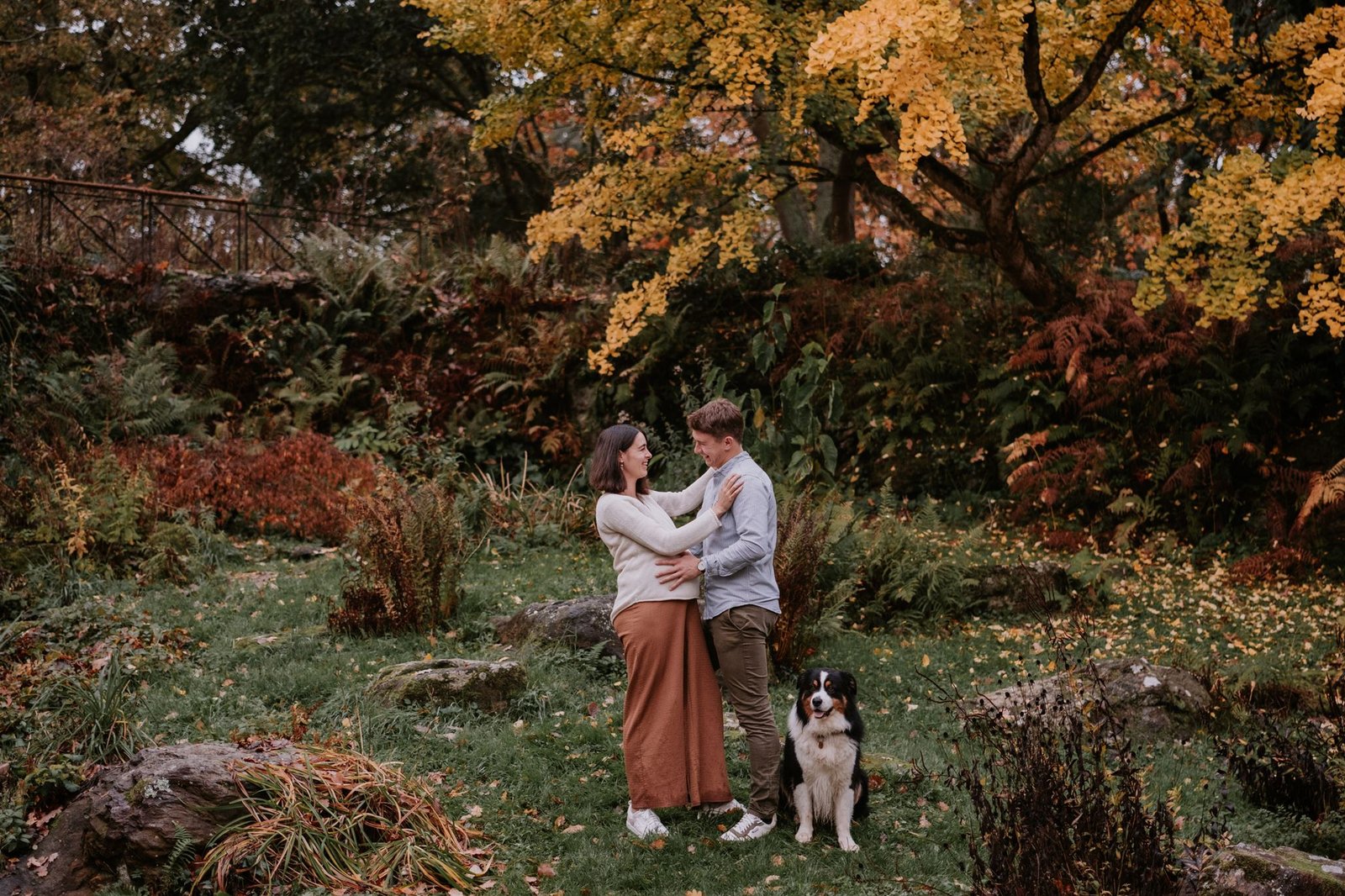 Offrez une séance photo à Nantes : le bon cadeau de Noël photo grossesse chien automne